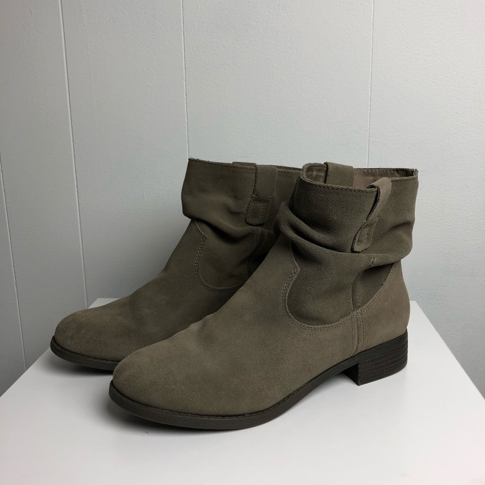 American Eagle • Grey Suede Ankle Boots